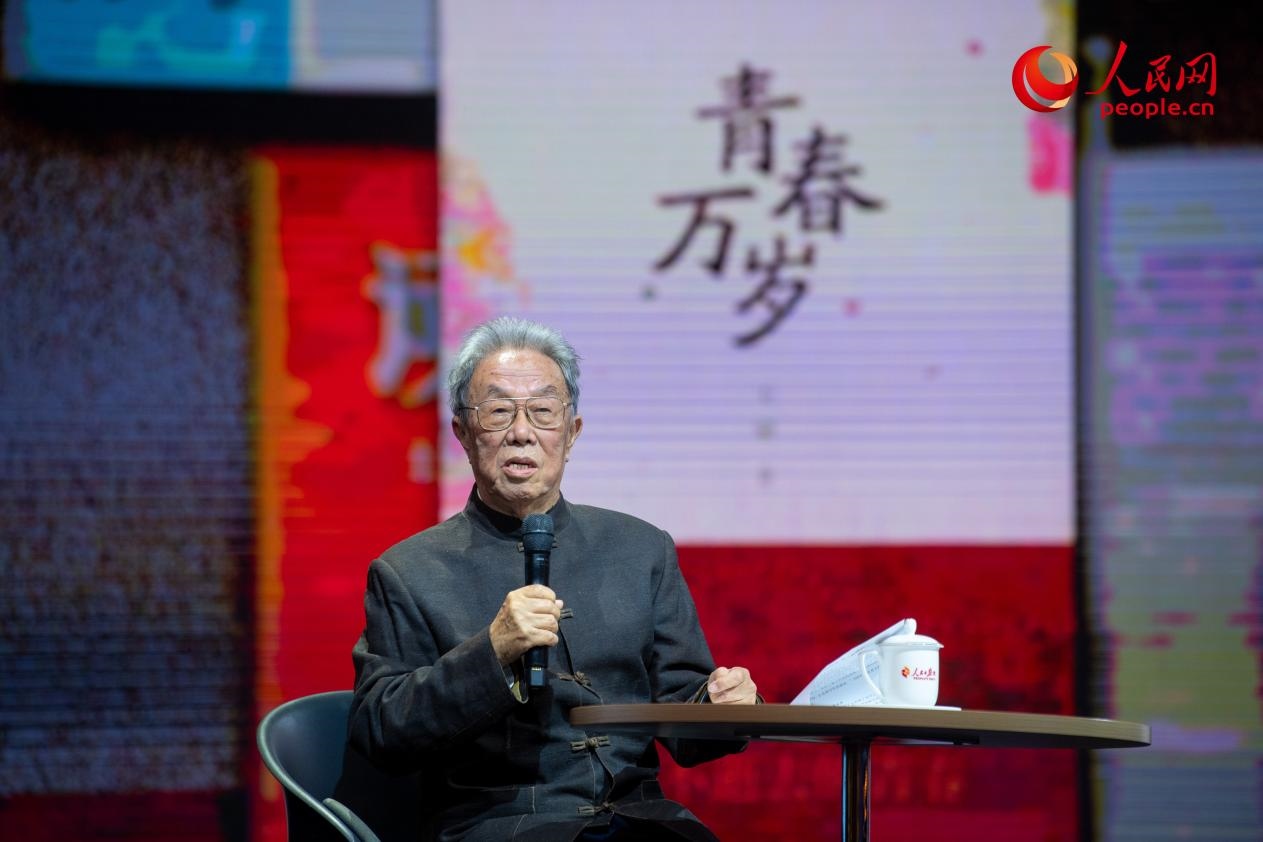 王蒙以《與時(shí)代同行 與人民同心》為題演講。人民網(wǎng)記者 翁奇羽攝