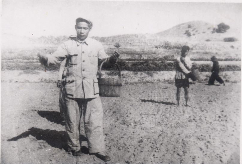 谷文昌（左）在田間與農(nóng)民一起勞動(dòng)（資料照片）。