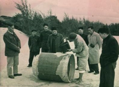 谷文昌（左一）與工程技術(shù)人員解決地下水供給（資料照片）。谷文昌帶領(lǐng)群眾修建了22座水庫(kù)和705處永久性水利工程，緩解了東山縣水資源極度缺乏的難題。
