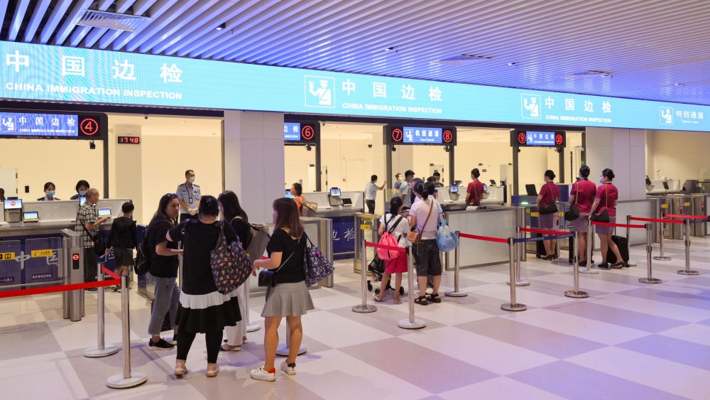 2023年7月26日，旅客在三亞鳳凰國際機(jī)場國際航站樓有序通關(guān)。三亞鳳凰國際機(jī)場國際航站樓改擴(kuò)建項(xiàng)目主體工程已于2023年7月1日完工并投入使用，該項(xiàng)目是海南自貿(mào)港首個主體工程完工并投入使用的封關(guān)運(yùn)作項(xiàng)目?！逗Ｄ献杂少Q(mào)易港建設(shè)總體方案》明確，海南將在2025年前適時啟動全島封關(guān)運(yùn)作。