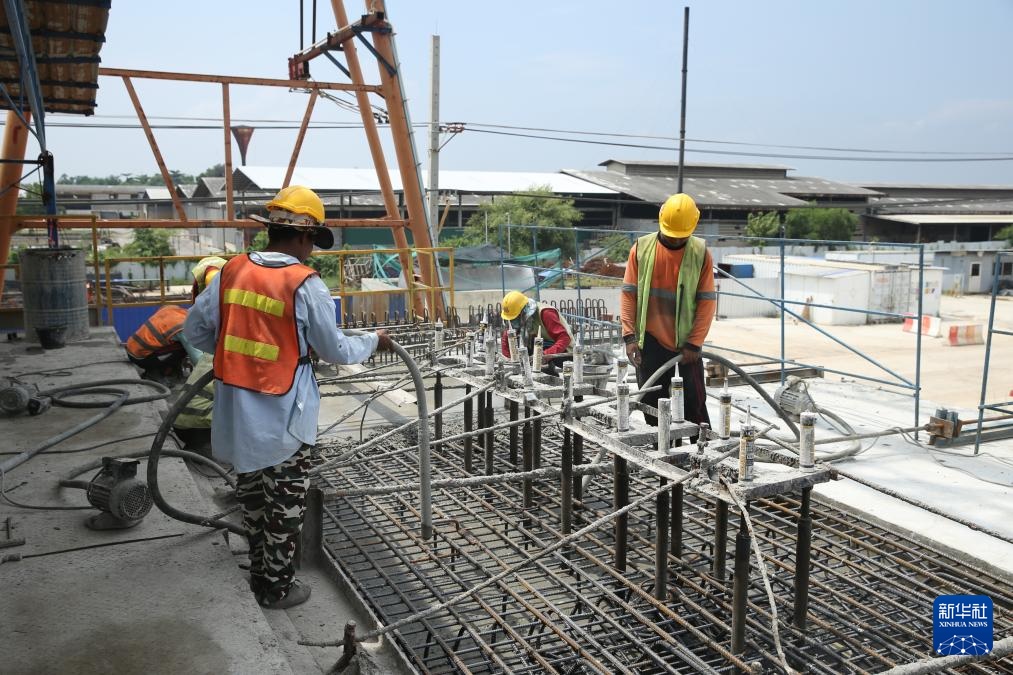 10月11日，工人在位于泰國大城府的中泰高鐵項目4-3標(biāo)段施工現(xiàn)場作業(yè)。新華社記者 孫瑋彤 攝