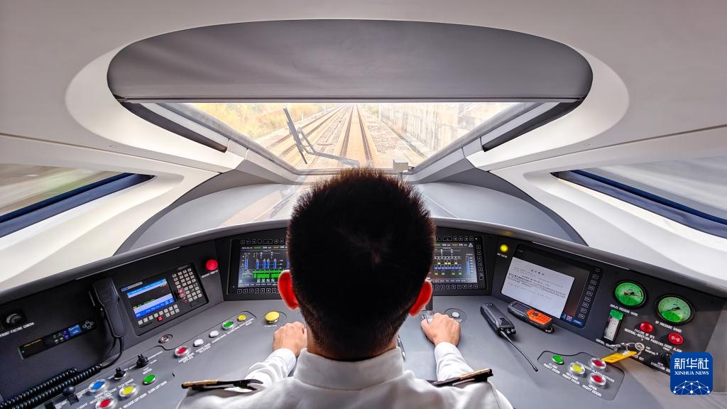 9月12日，司機(jī)駕駛高速動車組列車行駛在雅萬高鐵上（手機(jī)照片）。新華社記者 徐欽 攝