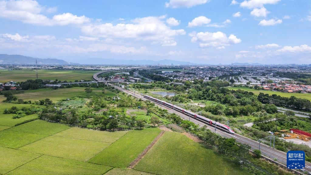 4月17日，在印度尼西亞萬隆，雅萬高鐵高速動車組列車行駛在雅萬高鐵沿線（無人機(jī)照片）。新華社記者 徐欽 攝
