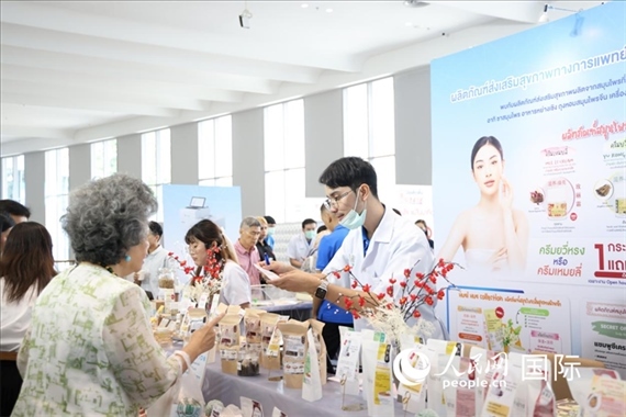 活動(dòng)現(xiàn)場(chǎng)，泰國華僑中醫(yī)院工作人員向來訪者介紹養(yǎng)生產(chǎn)品。人民網(wǎng)記者楊一攝