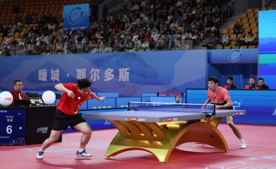 10月18日，上海隊選手樊振東（左）在單打比賽中發(fā)球。他3:2戰(zhàn)勝福建隊選手程靖淇。新華社記者 王楷焱 攝