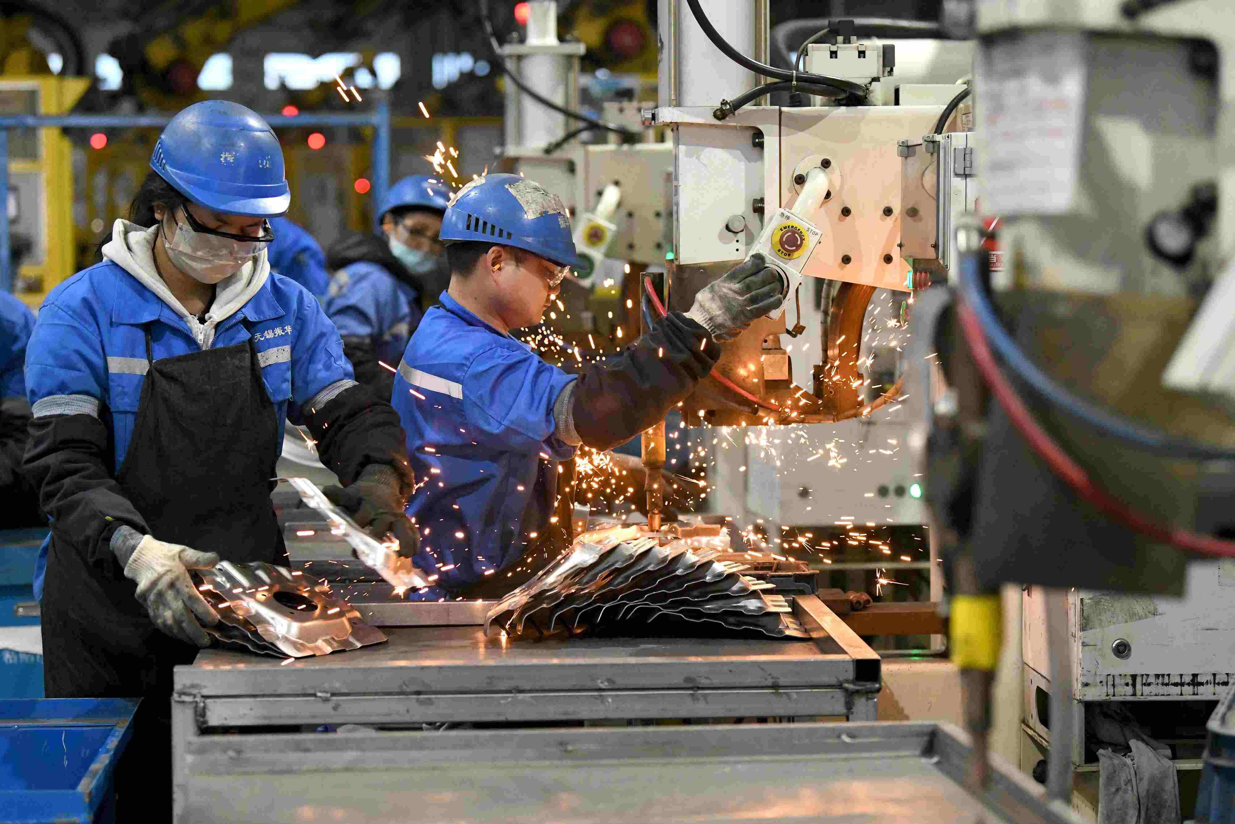 2023年2月7日，福建省寧德市蕉城區(qū)一家汽車零部件生產(chǎn)企業(yè)的生產(chǎn)線上一派繁忙景象。