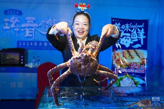 9月19日，在吉林省琿春市，商家在展示售賣的帝王蟹。新華社記者 許暢 攝