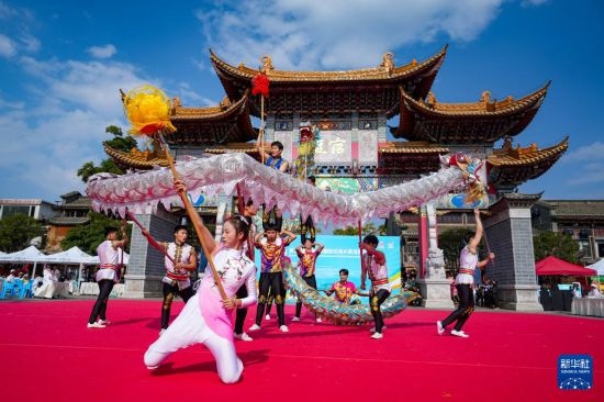 10月19日，四川師范大學(xué)舞龍隊(duì)在傳統(tǒng)舞龍項(xiàng)目中比賽，最終他們獲得該項(xiàng)目銀獎。