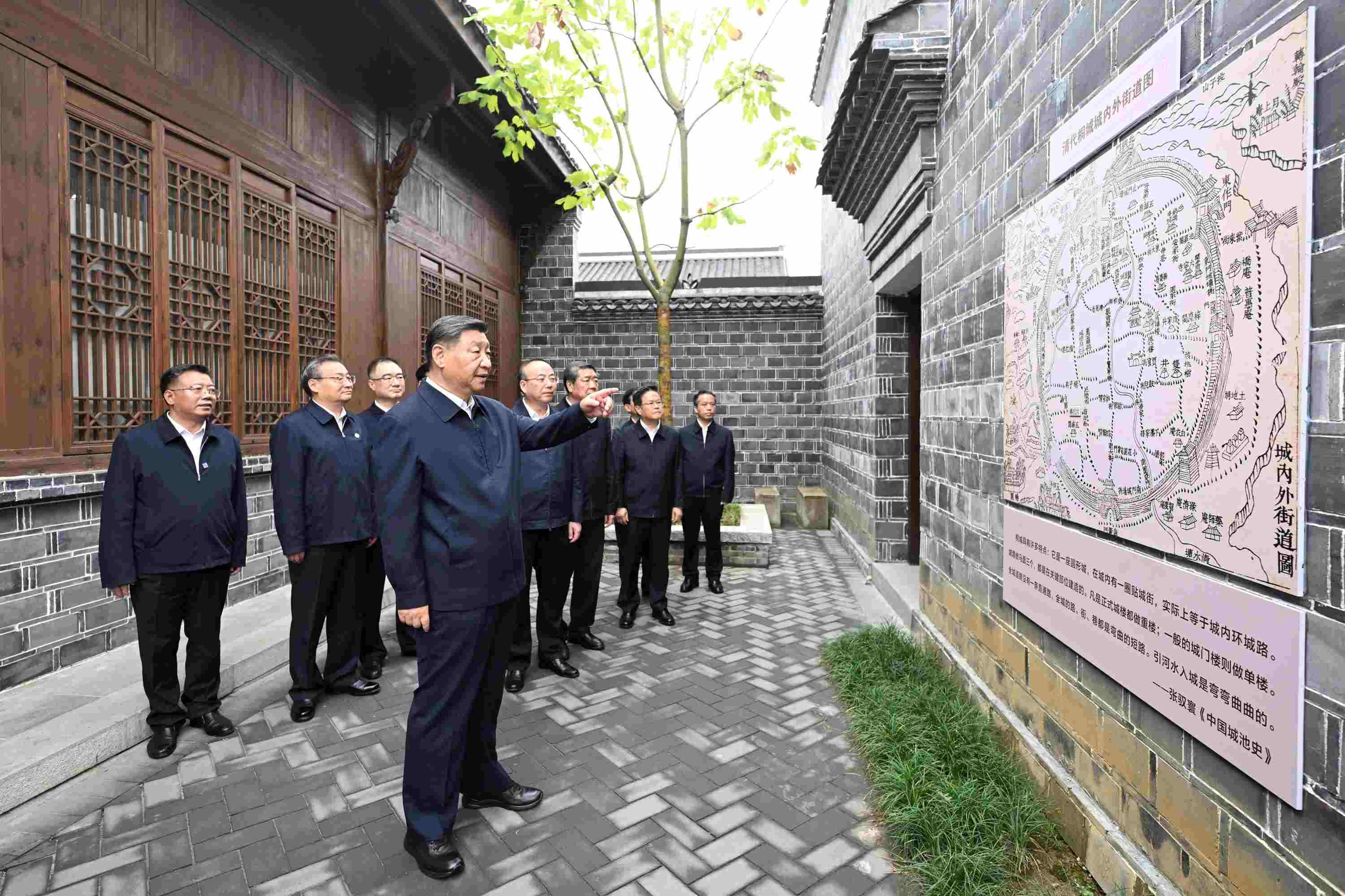 △2024年10月17日，習近平總書記在安徽省安慶桐城市六尺巷考察。