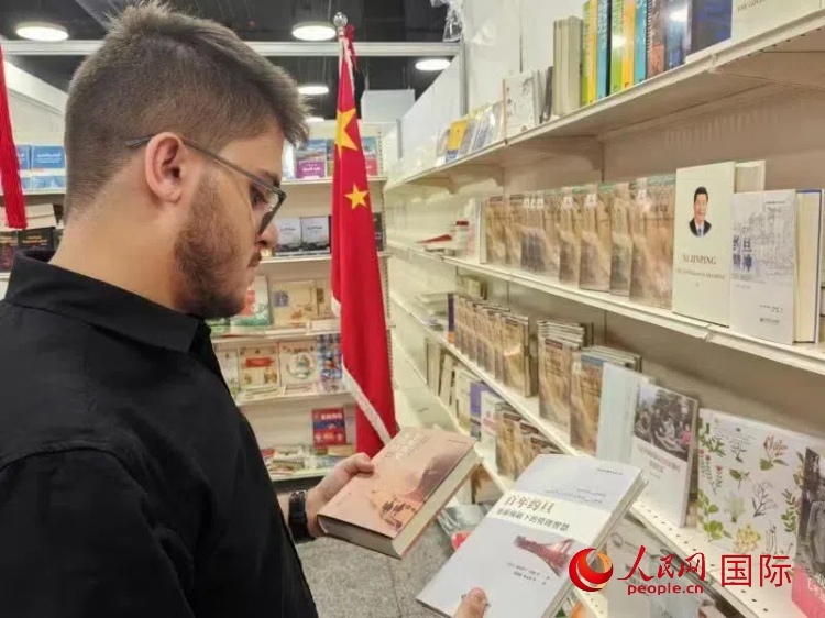 第二十三屆約旦安曼國際書展于10月10日至19日在約旦展覽中心舉行，約旦政府和民間各界人士在中國展臺(tái)翻閱圖書，熱烈交流互動(dòng)，感受中華文化之美。人民網(wǎng)記者 李瀟攝