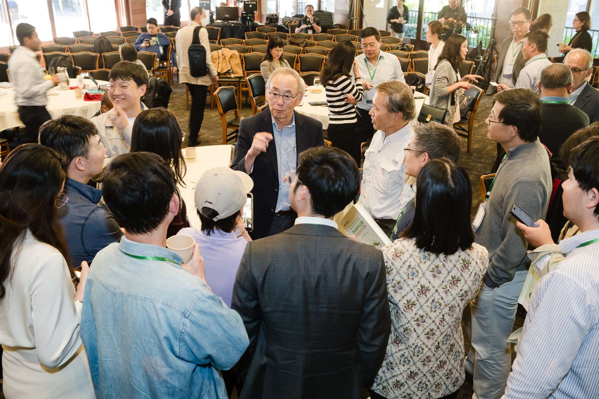 美國前能源部長、諾獎(jiǎng)得主朱棣文教授在會場與參會者交流。馮超攝