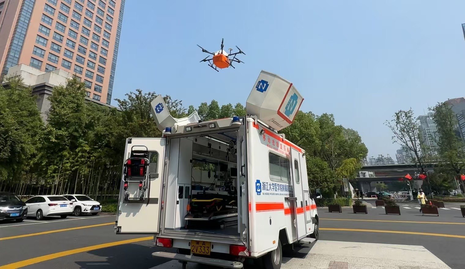 浙江大學(xué)醫(yī)學(xué)院附屬第二醫(yī)院5G急救車搭載的無人機(jī)正在起飛。人民網(wǎng)記者 申佳平攝