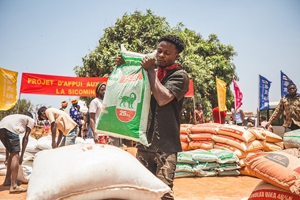 村民們興高采烈地把種子和化肥搬回家。中鐵資源供圖