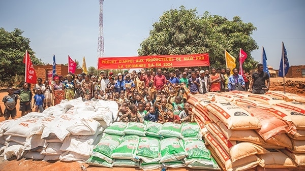 華剛礦業(yè)向當(dāng)?shù)鼐栀浄N子化肥儀式現(xiàn)場。中鐵資源供圖