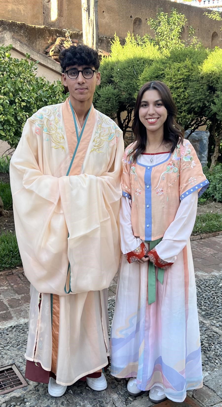 兩位青年試穿中國古代服裝。拉巴特中國文化中心供圖