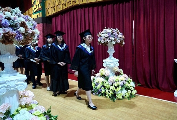 菲律賓岐黃中醫(yī)學(xué)院首屆12名畢業(yè)生順利獲得中醫(yī)相關(guān)執(zhí)業(yè)資格。人民網(wǎng)記者 樊帆攝