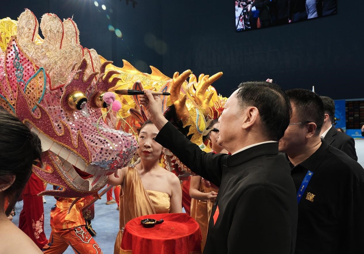 出席開(kāi)賽儀式的領(lǐng)導(dǎo)及嘉賓共同為參賽龍獅隊(duì)點(diǎn)睛。（受訪者供圖）