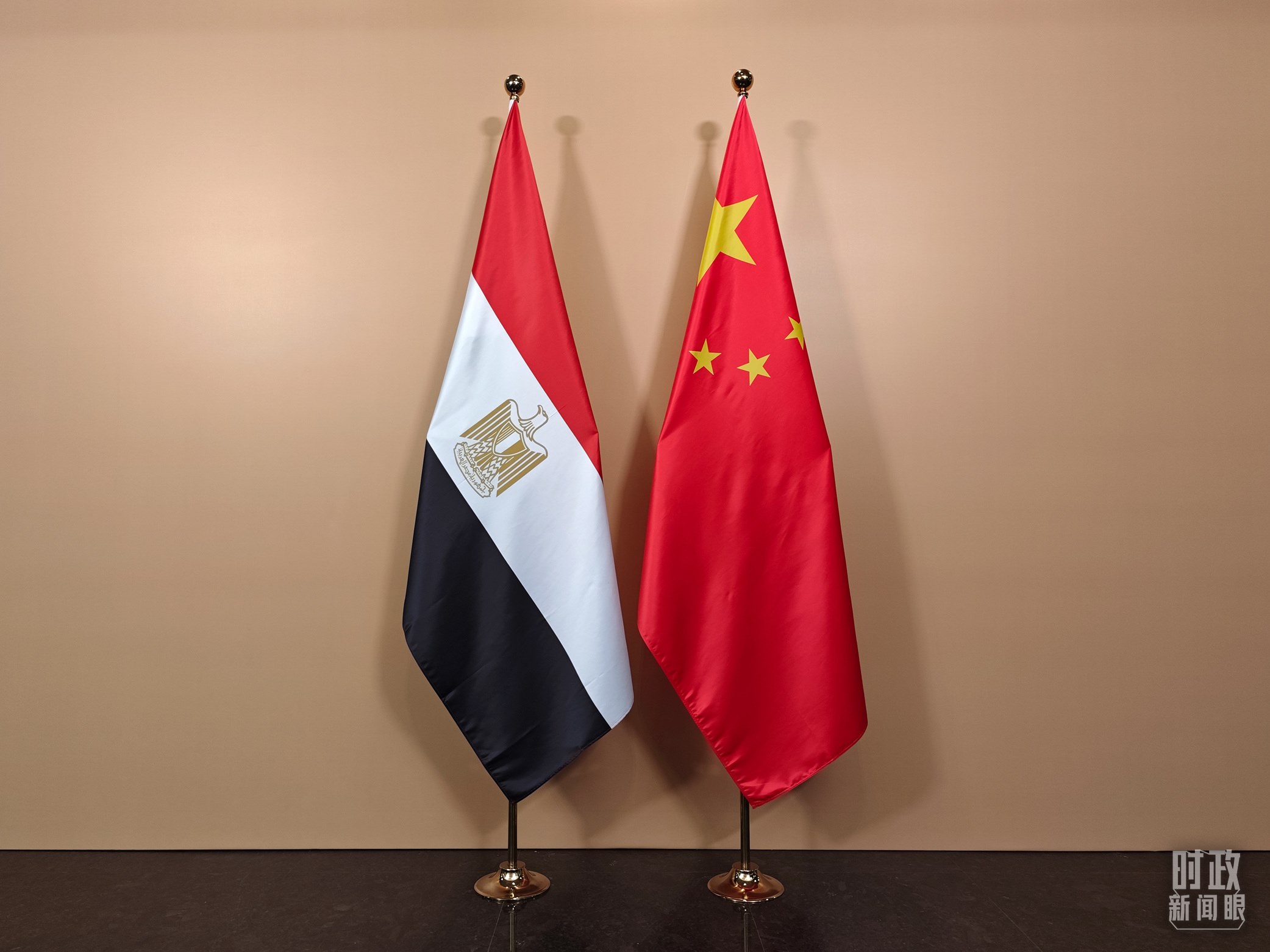 △ 會(huì)見廳外的中國埃及兩國國旗。（總臺(tái)央視記者彭漢明拍攝）
