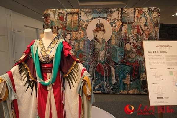 壁畫服飾的實(shí)物復(fù)刻展示。人民網(wǎng)記者 尚凱元攝