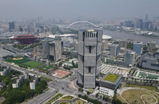 位于中國上海浦東新區(qū)世博園區(qū)的金磚國家新開發(fā)銀行總部大樓（2022年6月17日攝，無人機(jī)照片）。新華社記者方喆攝