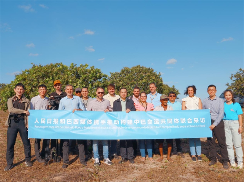當(dāng)?shù)貢r間10月24日至25日，人民日報社攜手巴西主流媒體在巴西東北部北里奧格蘭德州開展聯(lián)合采訪，拉開了以“攜手推動構(gòu)建中巴命運(yùn)共同體”為主題的人民日報和巴西媒體聯(lián)合采訪序幕。圖為參加聯(lián)合采訪的中巴兩國記者與受益于中國企業(yè)扶貧項目的若昂卡馬拉市民眾合影。 人民日報和巴西媒體聯(lián)合采訪團(tuán)供圖