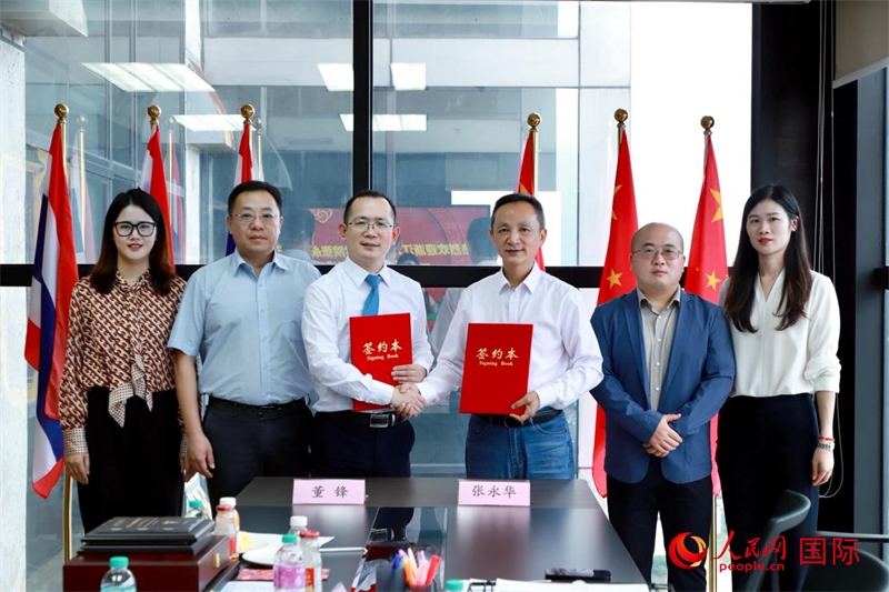 會談現(xiàn)場。左三為泰中僑商聯(lián)合會副主席董峰；右三為浙江大學(xué)光華法學(xué)院黨委書記張永華。人民網(wǎng)記者 簡承淵攝