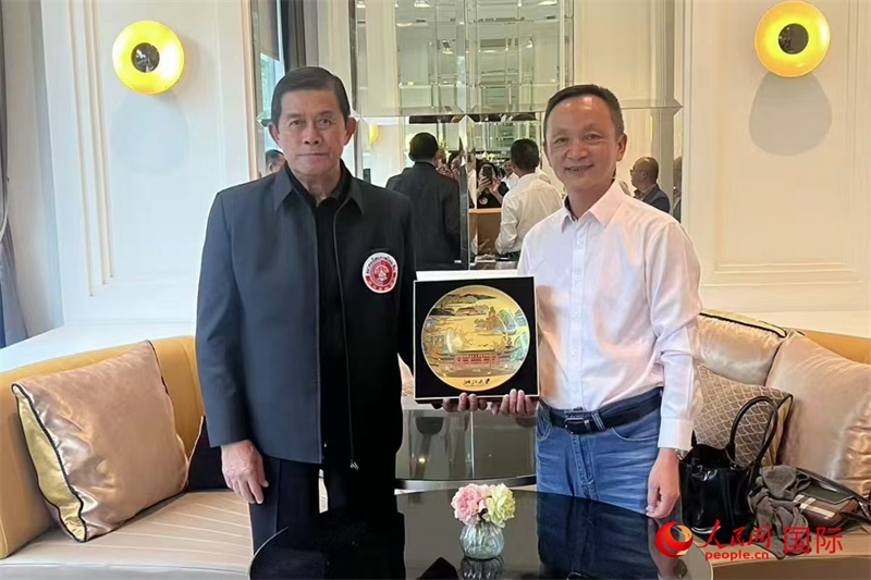 泰中友好協(xié)會會長、泰國前副總理功·塔帕朗西（左一）會見浙大團(tuán)組一行。人民網(wǎng)記者 簡承淵攝