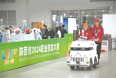 參賽選手在陜西省2024職業(yè)技能大賽新能源汽車(chē)智能化技術(shù)賽項(xiàng)比賽中。新華社記者 張博文攝