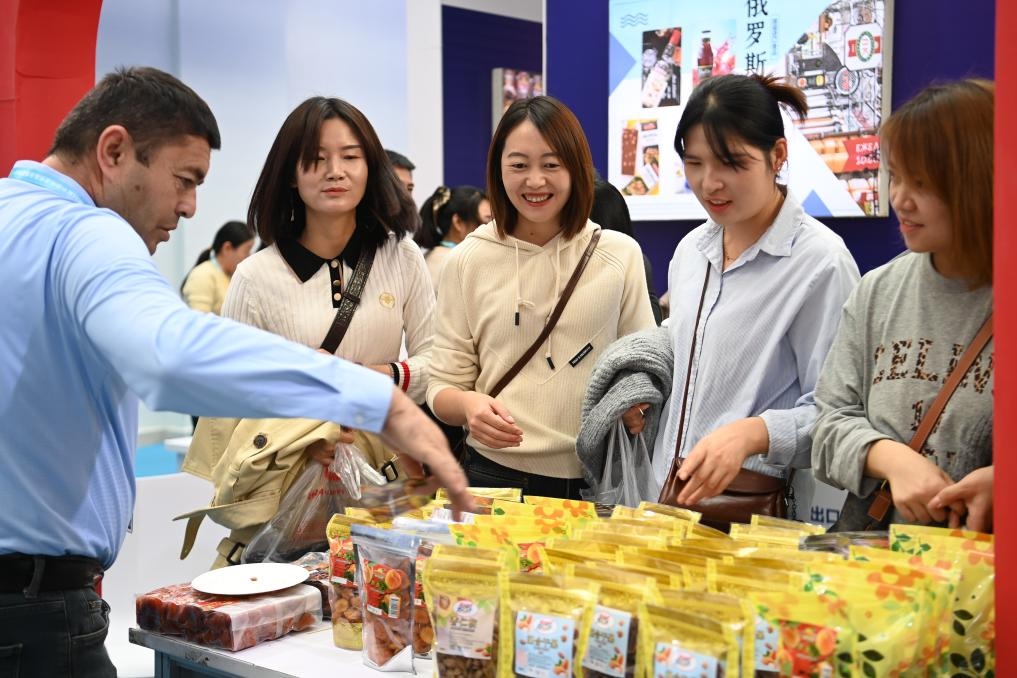 10月25日，觀眾在楊凌農(nóng)高會(huì)上合組織國家農(nóng)業(yè)展區(qū)了解農(nóng)產(chǎn)品。新華社記者 鄒競一 攝