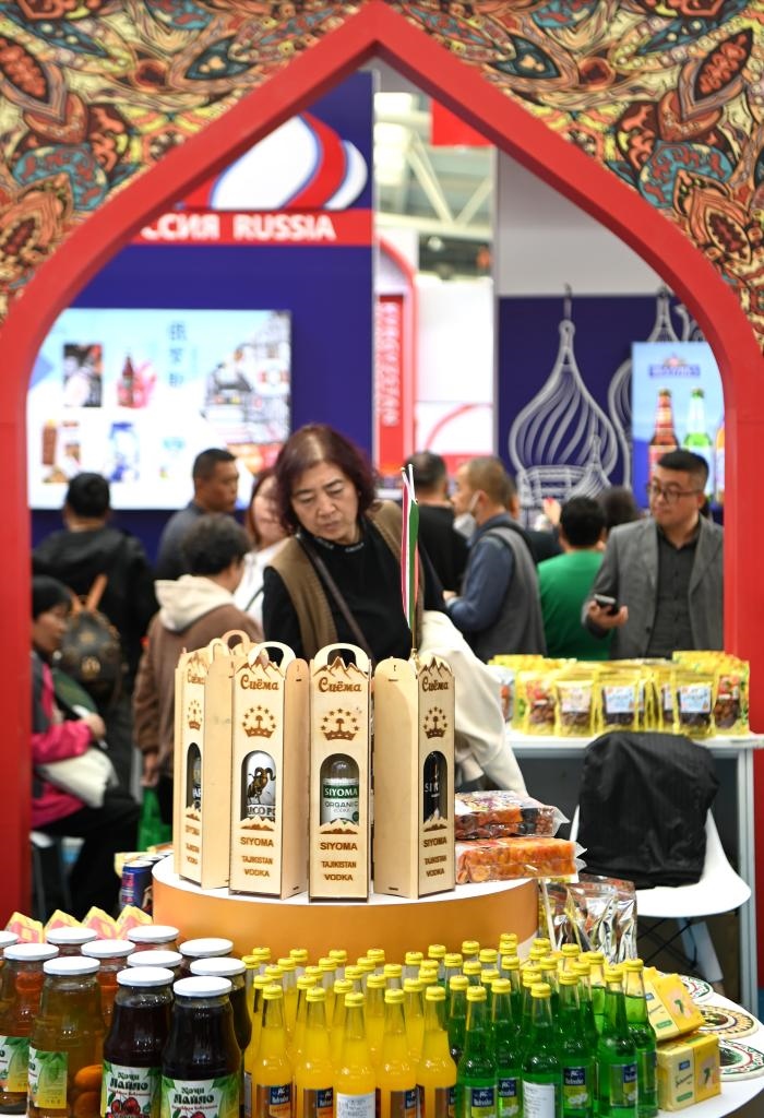 10月25日，觀眾在楊凌農(nóng)高會(huì)上合組織國家農(nóng)業(yè)展區(qū)了解農(nóng)產(chǎn)品。新華社記者 鄒競一 攝