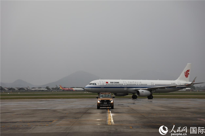 國(guó)航上?！觾?nèi)首班飛機(jī)抵達(dá)河內(nèi)內(nèi)排機(jī)場(chǎng)。人民網(wǎng)記者 楊曄攝
