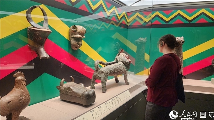 來賓參觀非洲藝術品