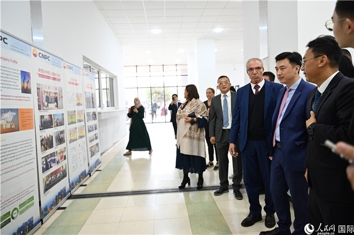 中企向阿爾及利亞大學(xué)捐贈電教設(shè)備圖片展。人民網(wǎng)記者 郝瑞敏攝