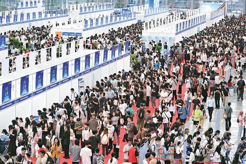 2024年10月12日，第28屆全國(guó)高校畢業(yè)生秋季就業(yè)雙選會(huì)在深圳會(huì)展中心舉辦。圖為雙選會(huì)現(xiàn)場(chǎng)。 中新社記者 陳文/攝