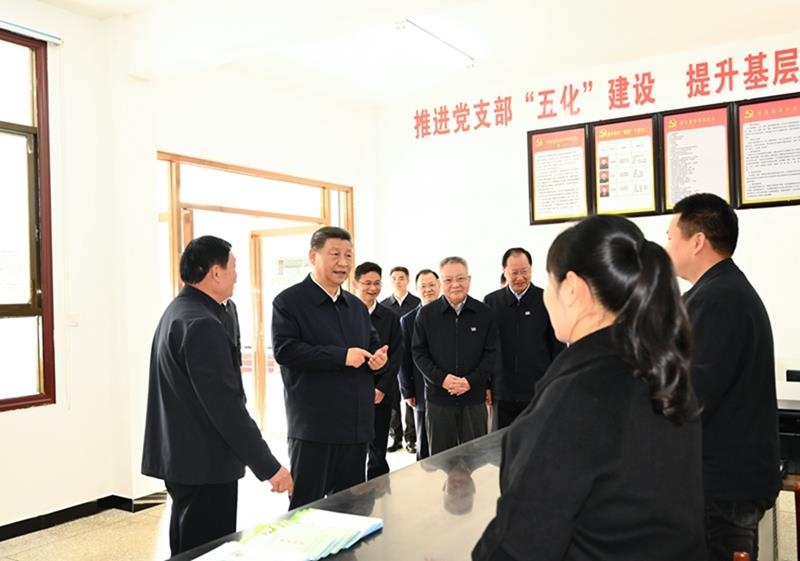 △2024年3月19日，習(xí)近平總書記在湖南省常德市鼎城區(qū)謝家鋪鎮(zhèn)港中坪村黨群服務(wù)中心了解當?shù)貫榛鶎訙p負、提升基層治理效能等情況。