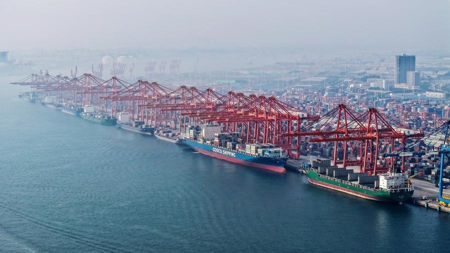在廣西欽州港碼頭，多艘海輪在排隊卸貨（無人機照片，2024年3月28日攝）。新華社記者 張愛林 攝