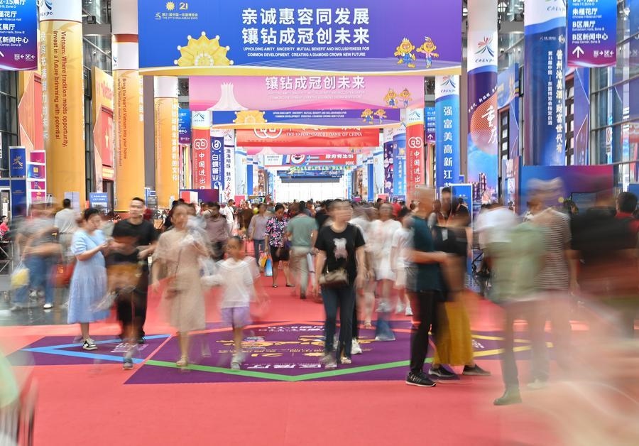 2024年9月28日，觀眾在廣西南寧市舉行的第21屆中國—東盟博覽會上參觀。新華社記者 周華 攝