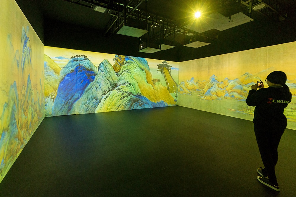 2019年1月29日，上海，市民在“千里江山圖科技藝術(shù)展”上參觀北宋名畫《千里江山圖》的AR全景展示并打卡拍照。