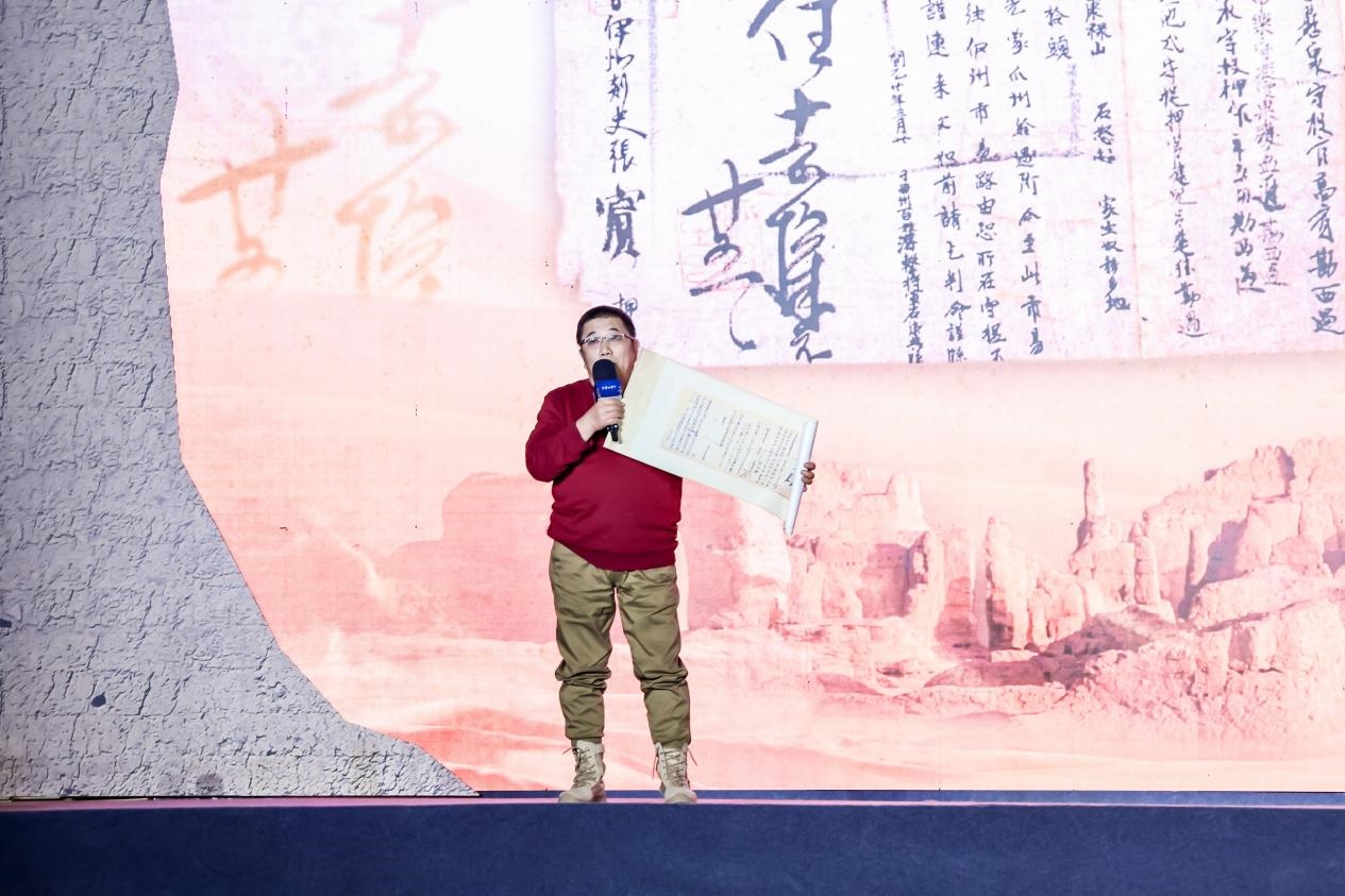 徐東良在“何以中國(guó)·五星出東方”網(wǎng)絡(luò)主題宣傳活動(dòng)現(xiàn)場(chǎng)演講。人民視頻供圖