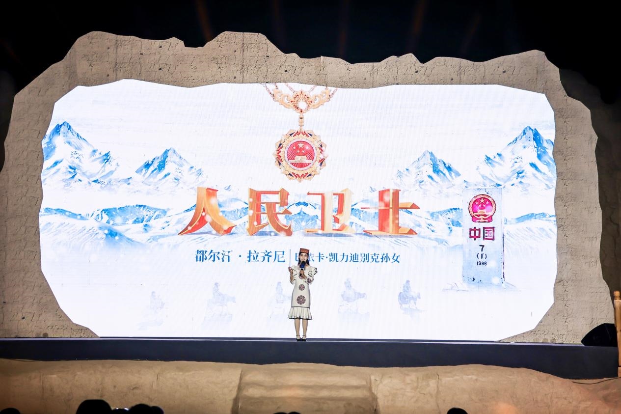 都爾汗·拉齊尼在“何以中國(guó)·五星出東方”網(wǎng)絡(luò)主題宣傳活動(dòng)現(xiàn)場(chǎng)演講。人民視頻供圖