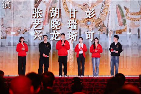 《受到召喚·敦煌》眾演員與現(xiàn)場(chǎng)觀眾互動(dòng)交流。主辦方供圖