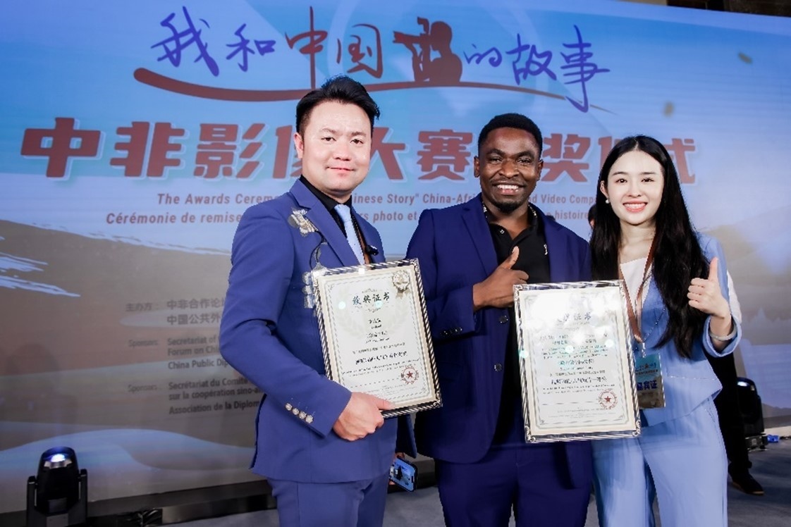 王曉樂（中）與其他嘉賓合影。主辦方供圖