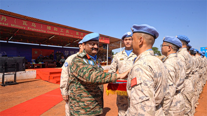 聯南蘇團部隊司令莫漢中將為維和官兵授勛。秦貴君攝