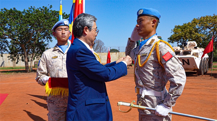 中國駐南蘇丹大使馬強為維和官兵授勛。謝坤攝