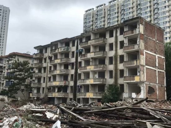 圖為拆遷中的合肥儀表廠宿舍。 合肥市蕪湖路街道 提供