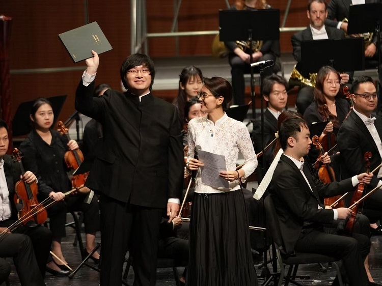 小澤征良向俞潞贈(zèng)送小澤征爾使用過(guò)的《第五交響曲》樂(lè)譜。演出方供圖