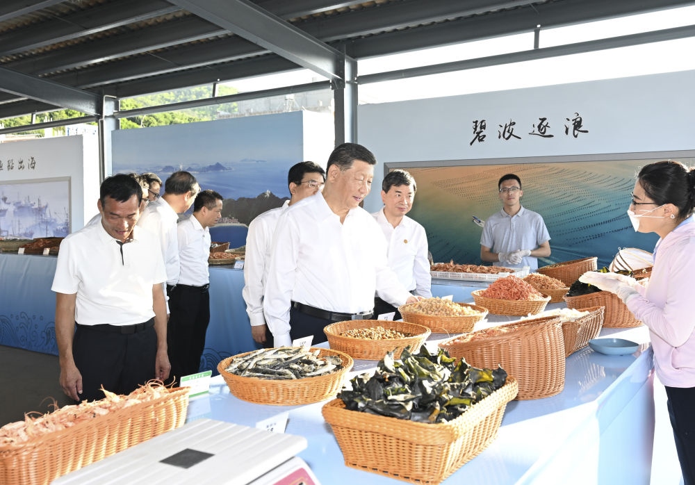 2024年10月15日，習近平在福建省漳州市東山縣陳城鎮(zhèn)澳角村考察時，了解海鮮干貨和漁獲產(chǎn)品交易情況。習近平指出：“村級黨組織要發(fā)揮火車頭作用，帶領鄉(xiāng)親們做好‘?！奈恼?，在鄉(xiāng)村振興、共同富裕的道路上一往無前?！? width=