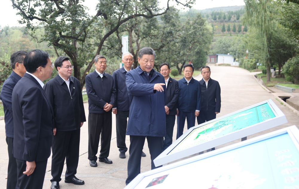 2024年9月11日，習近平在甘肅省天水市麥積區(qū)南山花牛蘋果基地考察時，聽取引洮供水工程情況匯報。當?shù)弥?00萬群眾從此告別苦咸水后，總書記十分高興。他要求加強維護和管理，讓這項工程在沿線群眾生產(chǎn)生活中發(fā)揮更大效用。
