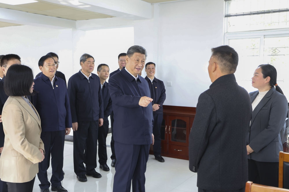 2024年11月5日，習近平在湖北省咸寧市嘉魚縣潘家灣鎮(zhèn)四邑村黨群服務中心考察。習近平指出：“要持續(xù)為基層減負，讓基層干部能夠用更多時間和精力來服務群眾?！? width=