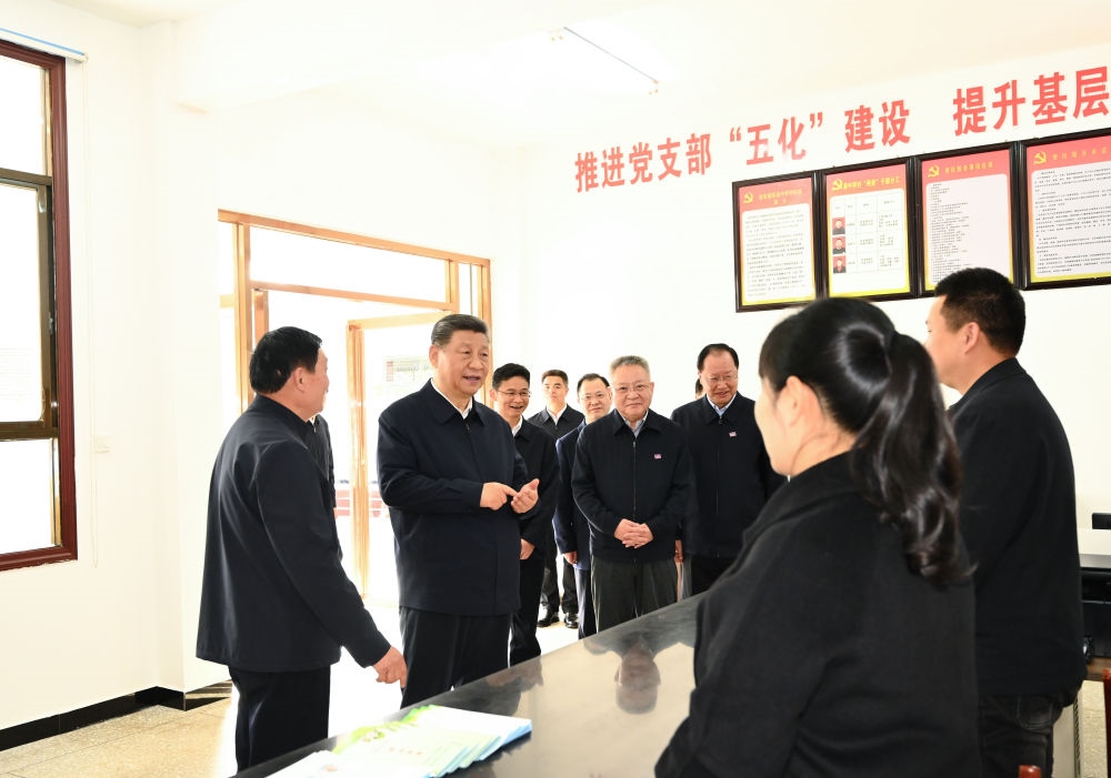 2024年3月19日，習近平在湖南省常德市鼎城區(qū)謝家鋪鎮(zhèn)港中坪村黨群服務中心了解當?shù)貫榛鶎訙p負、提升基層治理效能等情況。他指出：“要堅決整治形式主義、官僚主義問題，精兵簡政，持之以恒抓好這項工作。”